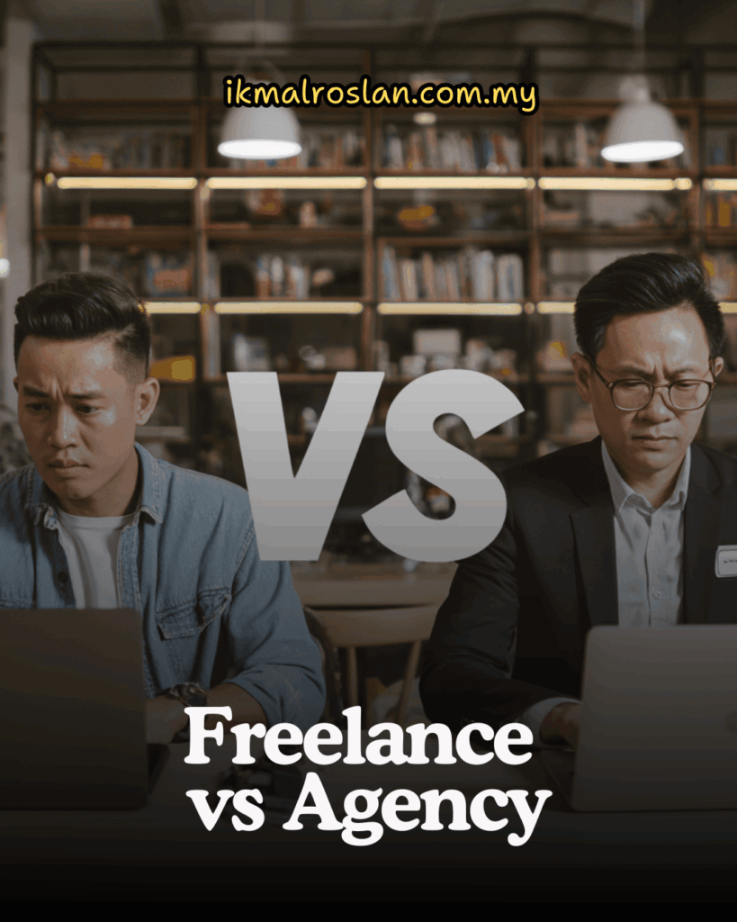 Dua lelaki Melayu awal 30-an duduk di meja pejabat, masing-masing fokus pada komputer riba. Seorang berpakaian kasual sebagai freelancer, seorang lagi berpakaian formal mewakili agensi SEO. Di tengah-tengah gambar terdapat logo “VS”, melambangkan perbandingan antara dua pendekatan servis SEO.